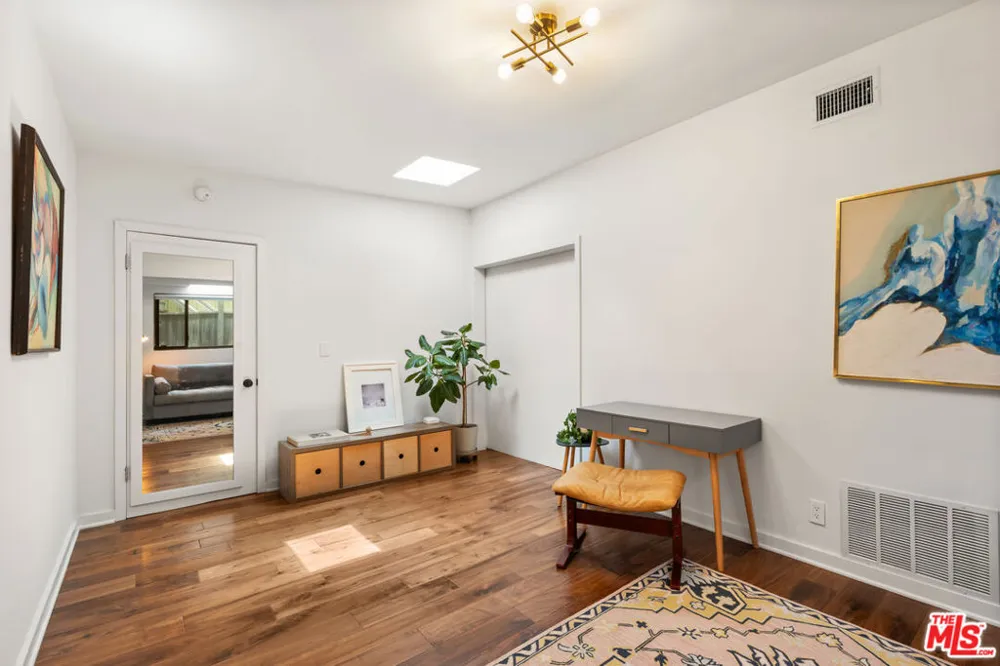 3744 Buena Park Drive Studio City, CA 91604
