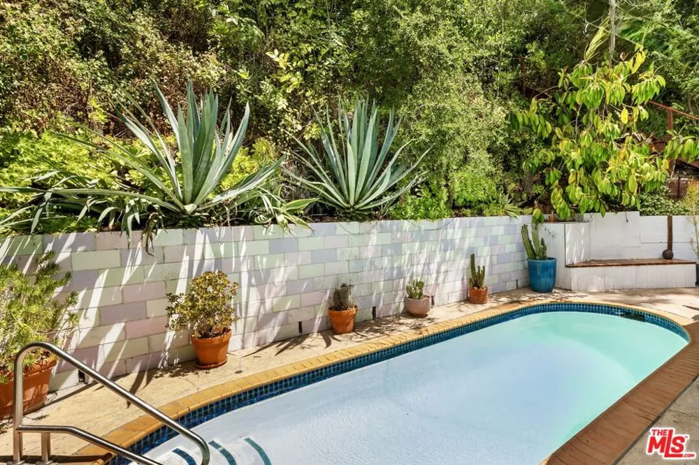 3744 Buena Park Drive Studio City, CA 91604