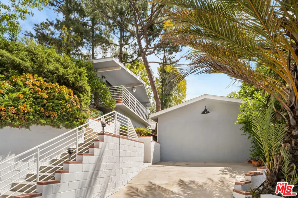 3744 Buena Park Drive Studio City, CA 91604