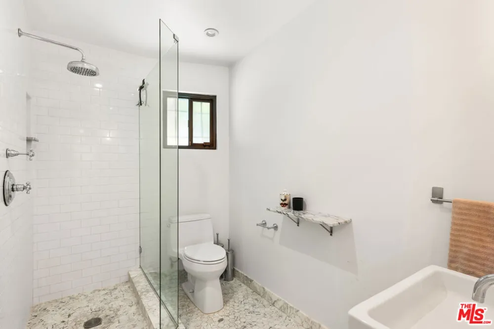 3744 Buena Park Drive Studio City, CA 91604