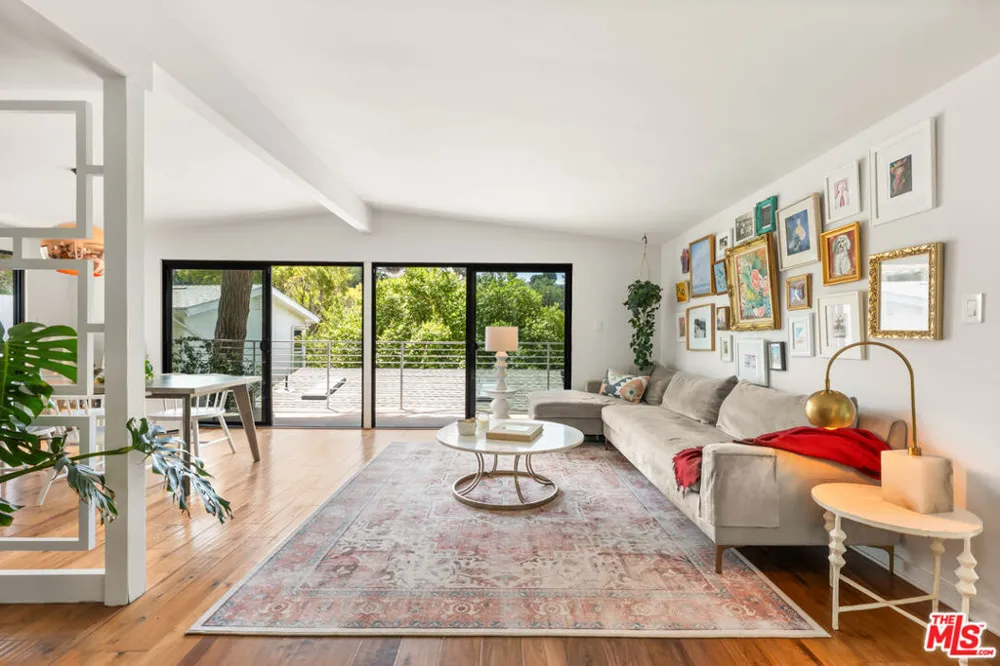 3744 Buena Park Drive Studio City, CA 91604