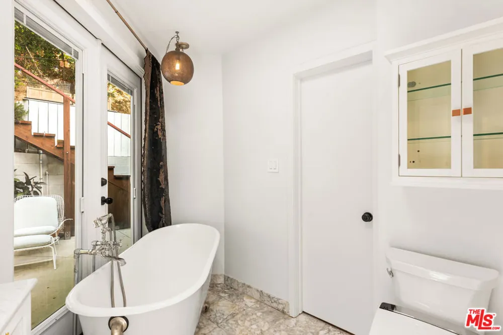 3744 Buena Park Drive Studio City, CA 91604