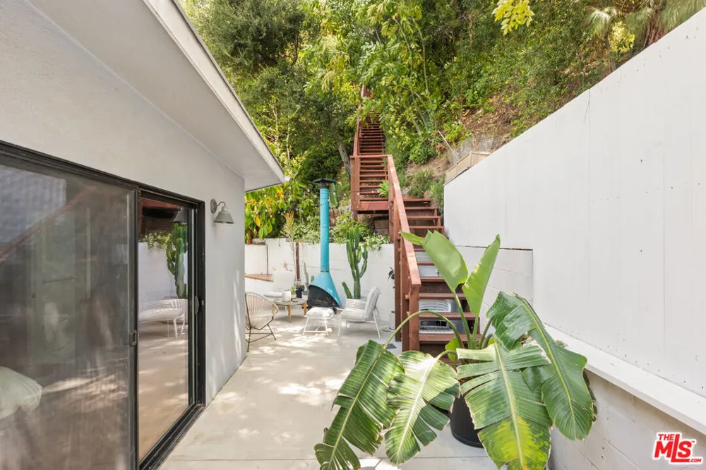 3744 Buena Park Drive Studio City, CA 91604