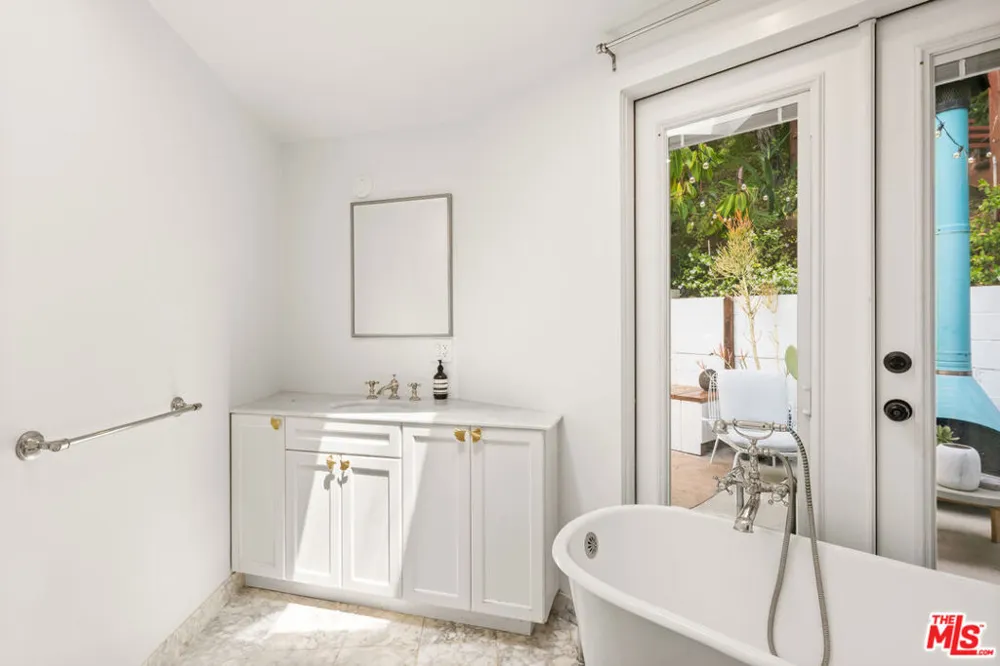 3744 Buena Park Drive Studio City, CA 91604