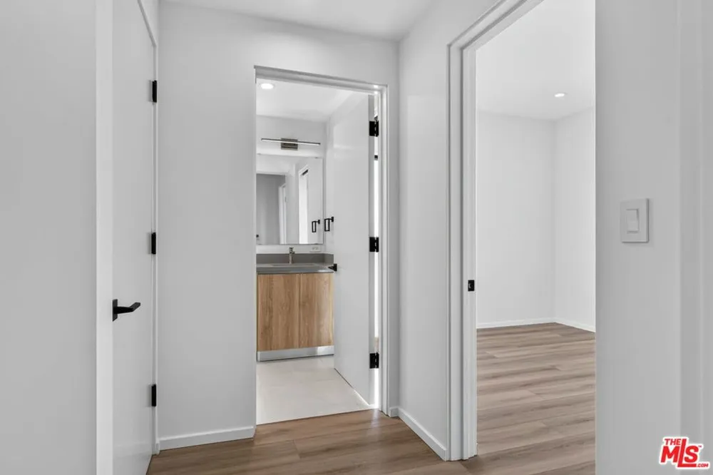 1853 12th Street #D Santa Monica, CA 90404