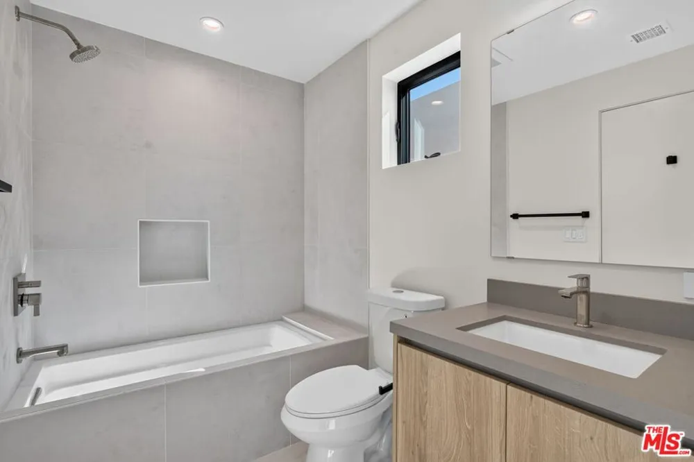 1853 12th Street #D Santa Monica, CA 90404