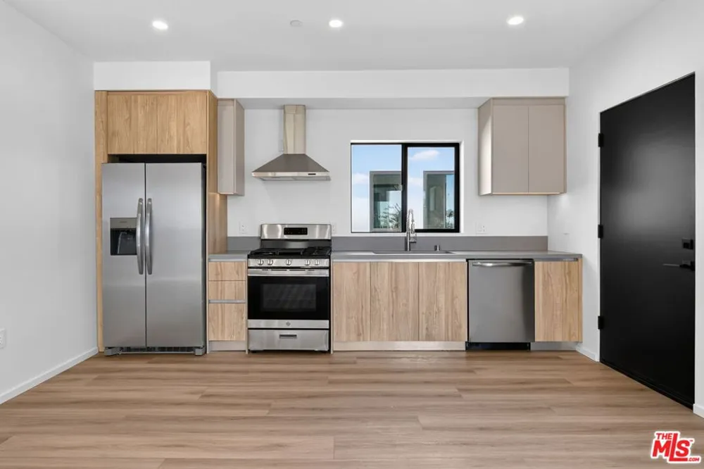 1853 12th Street #D Santa Monica, CA 90404