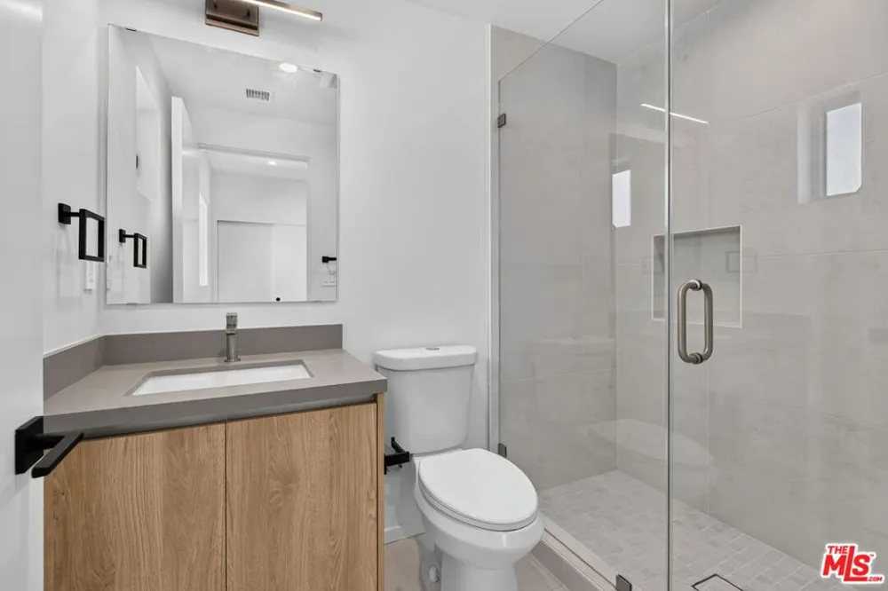 1853 12th Street #D Santa Monica, CA 90404