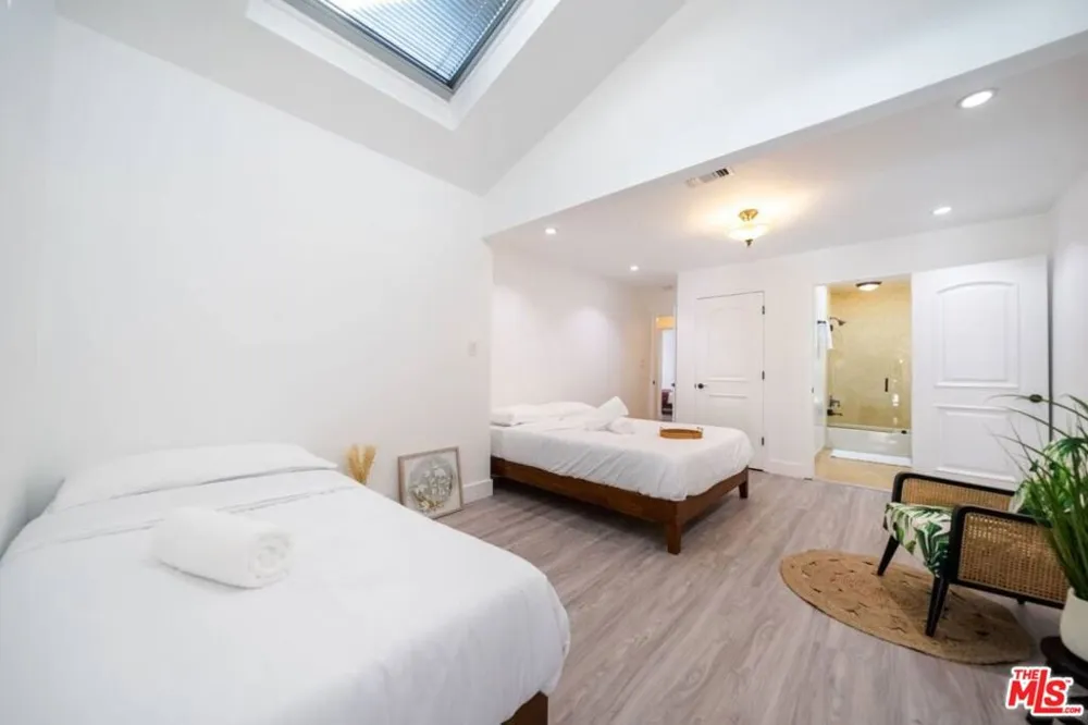 11331 Isleta Street Los Angeles, CA 90049