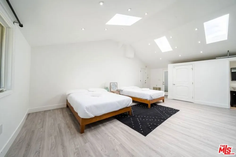 11331 Isleta Street Los Angeles, CA 90049