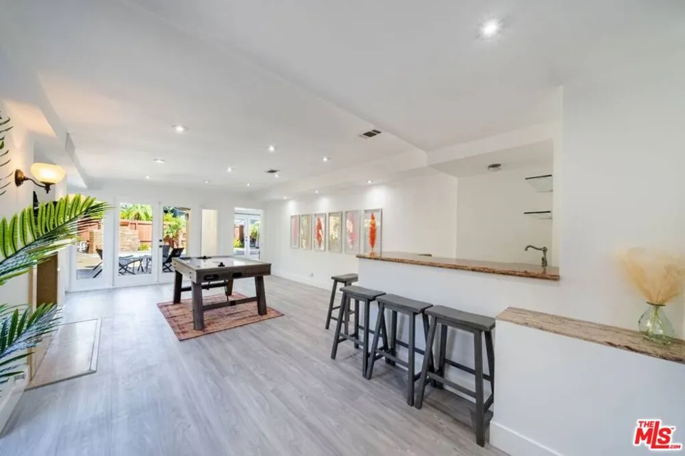 11331 Isleta Street Los Angeles, CA 90049