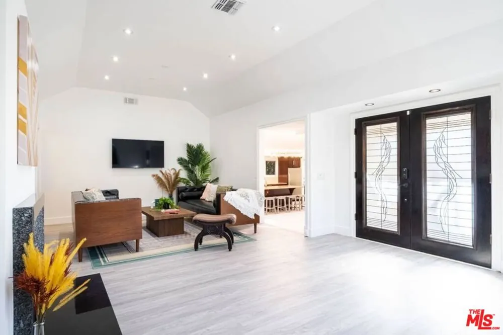 11331 Isleta Street Los Angeles, CA 90049