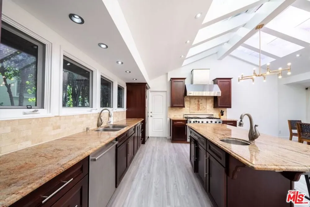 11331 Isleta Street Los Angeles, CA 90049