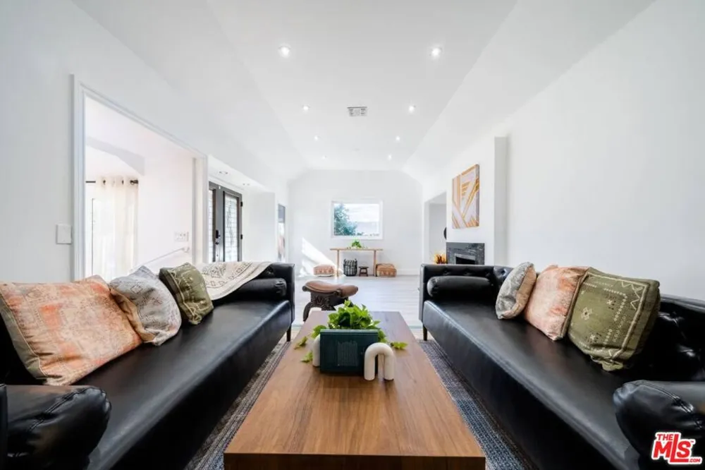 11331 Isleta Street Los Angeles, CA 90049