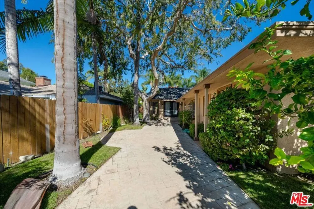 11331 Isleta Street Los Angeles, CA 90049