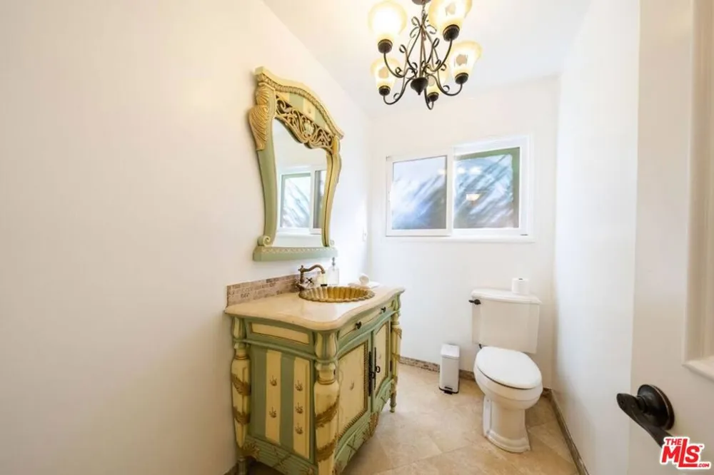11331 Isleta Street Los Angeles, CA 90049