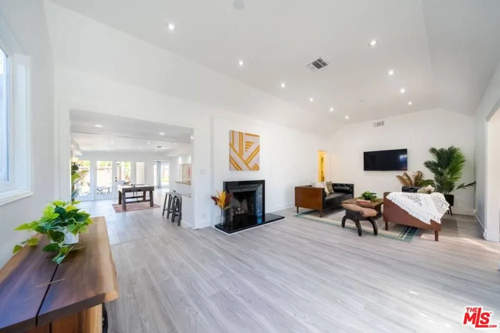11331 Isleta Street Los Angeles, CA 90049
