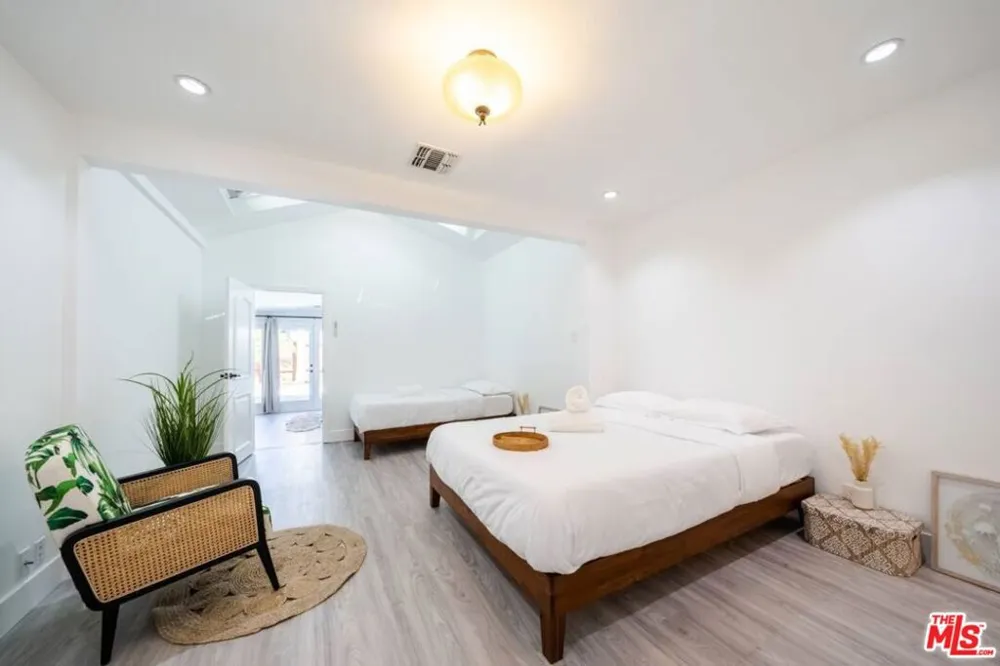 11331 Isleta Street Los Angeles, CA 90049