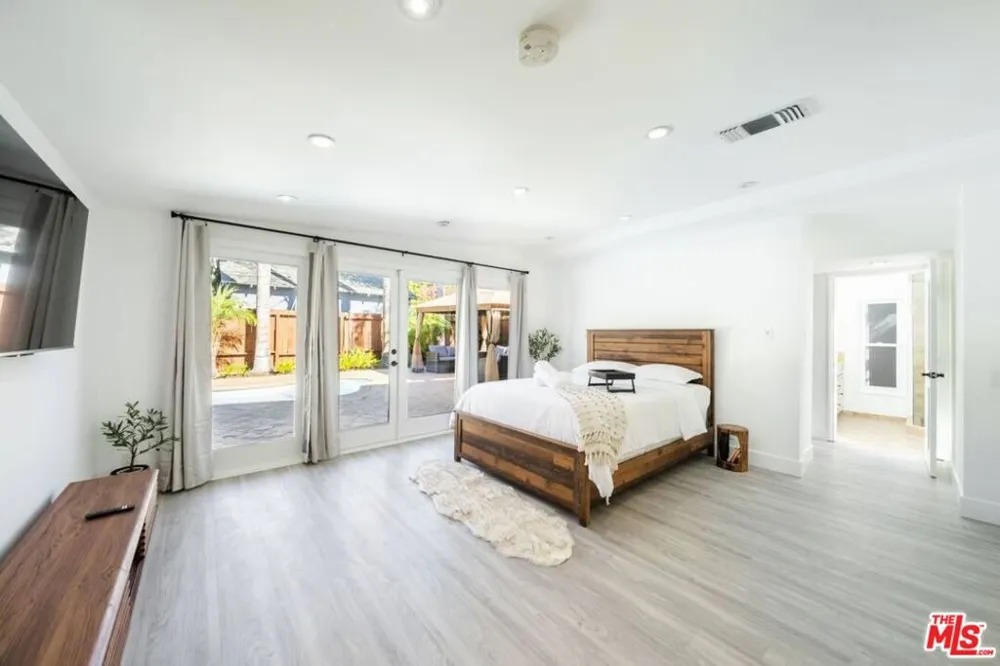 11331 Isleta Street Los Angeles, CA 90049