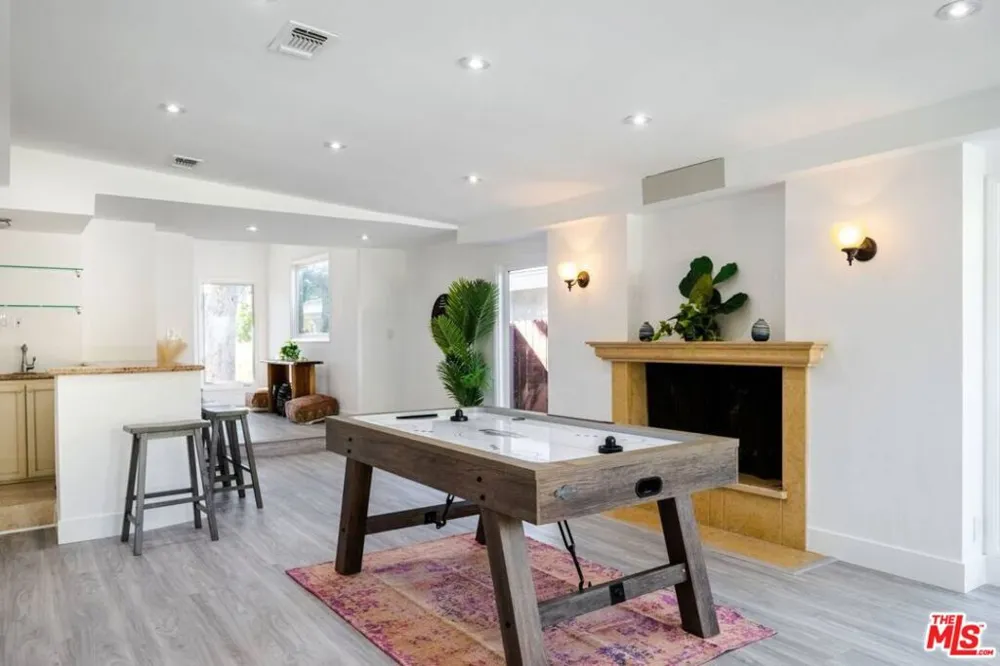 11331 Isleta Street Los Angeles, CA 90049