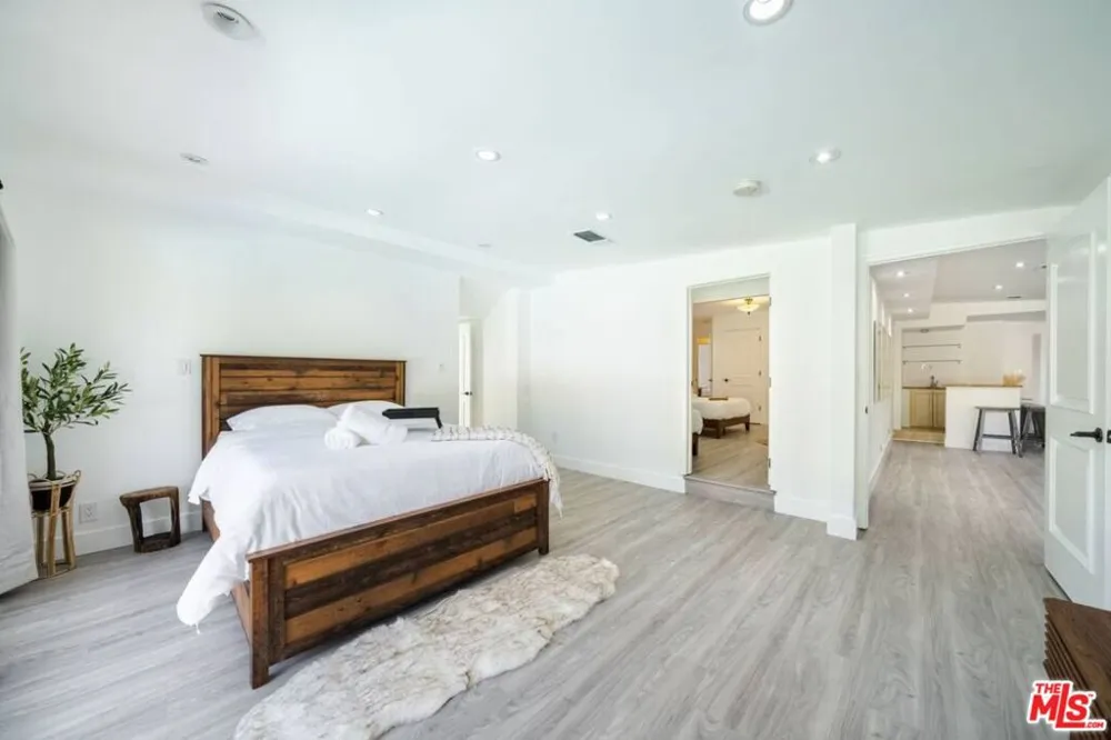 11331 Isleta Street Los Angeles, CA 90049