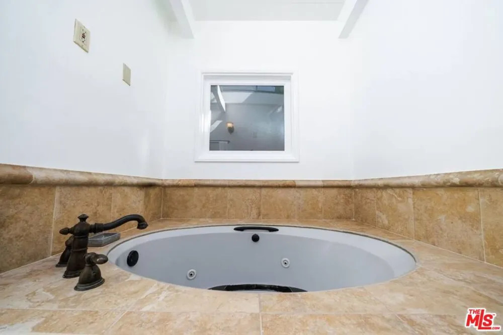 11331 Isleta Street Los Angeles, CA 90049