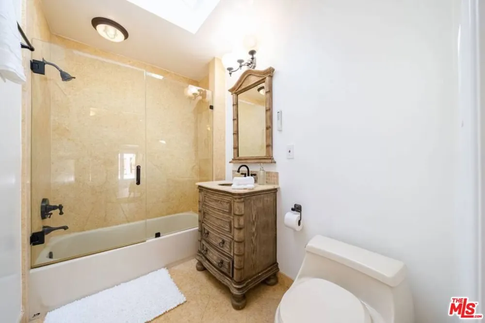 11331 Isleta Street Los Angeles, CA 90049