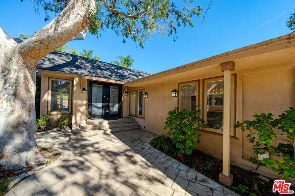 11331 Isleta Street Los Angeles, CA 90049