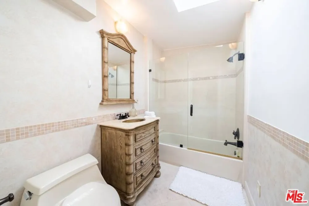 11331 Isleta Street Los Angeles, CA 90049