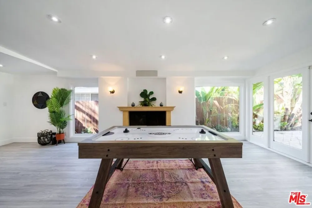 11331 Isleta Street Los Angeles, CA 90049