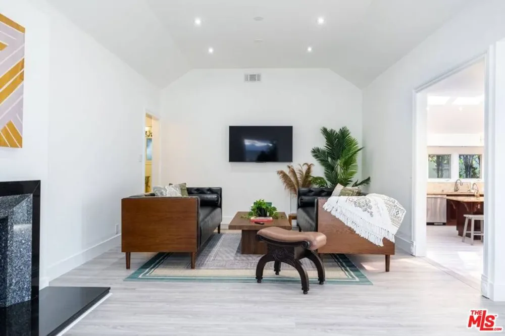 11331 Isleta Street Los Angeles, CA 90049