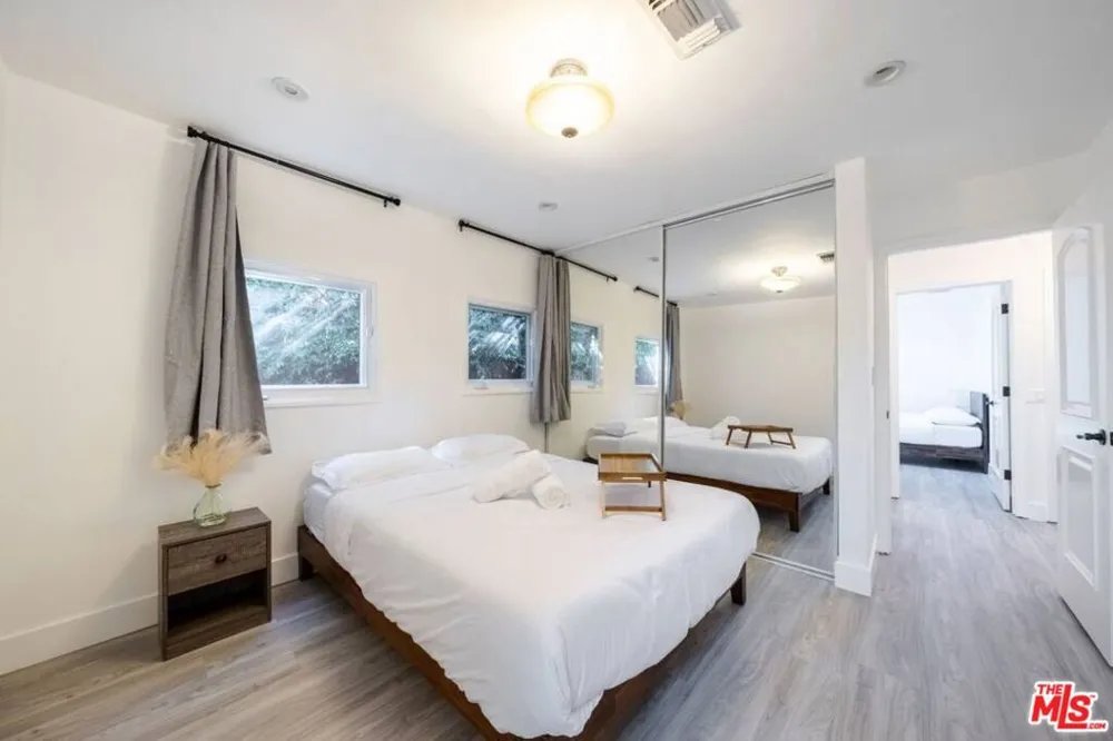 11331 Isleta Street Los Angeles, CA 90049