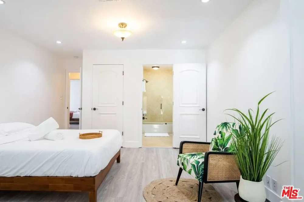 11331 Isleta Street Los Angeles, CA 90049