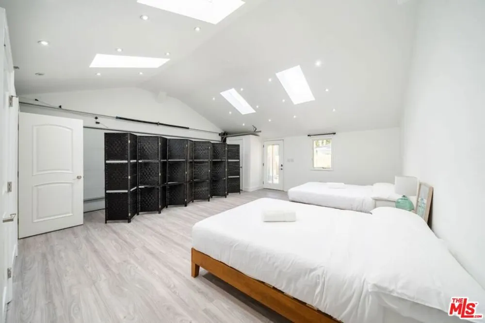 11331 Isleta Street Los Angeles, CA 90049