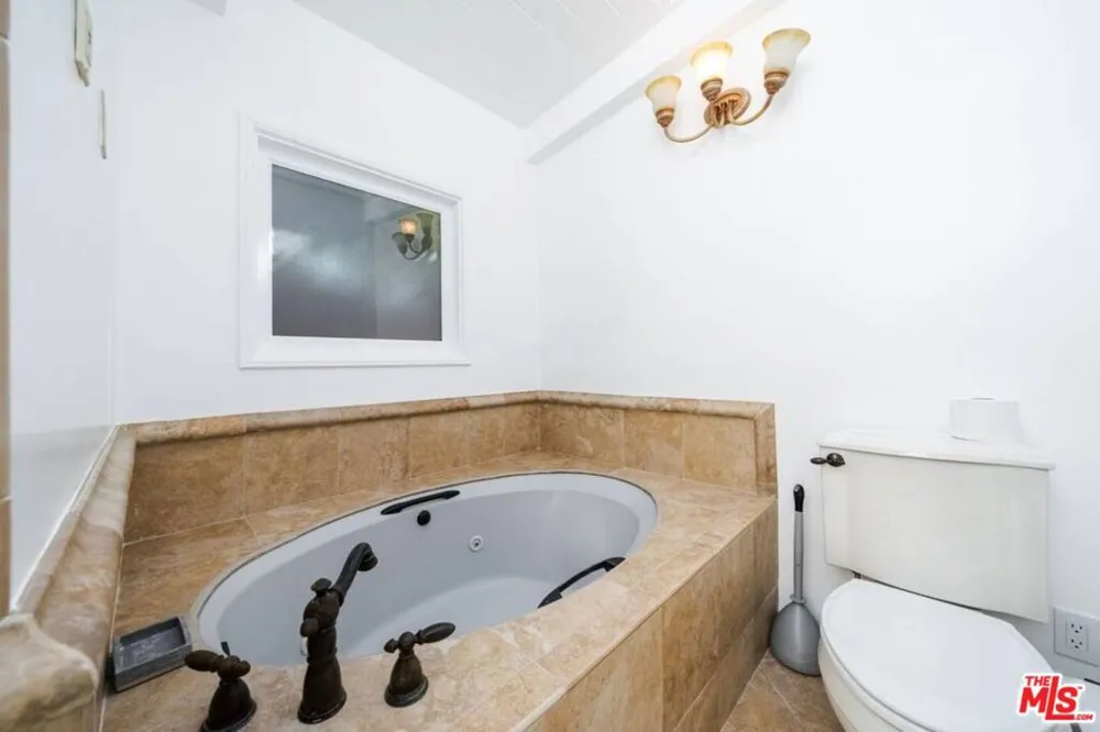 11331 Isleta Street Los Angeles, CA 90049