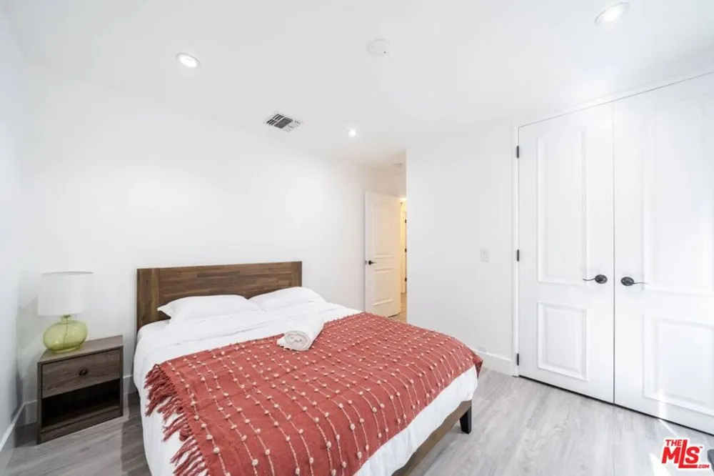 11331 Isleta Street Los Angeles, CA 90049