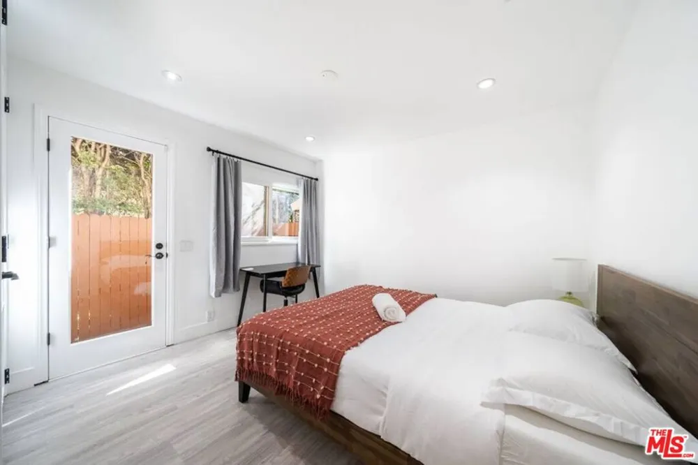 11331 Isleta Street Los Angeles, CA 90049