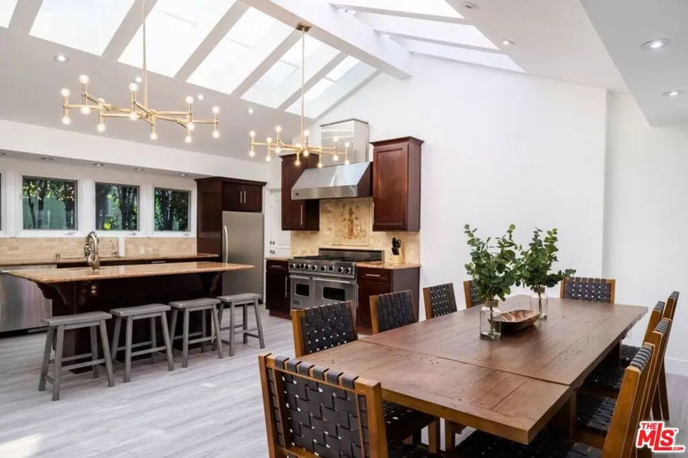 11331 Isleta Street Los Angeles, CA 90049