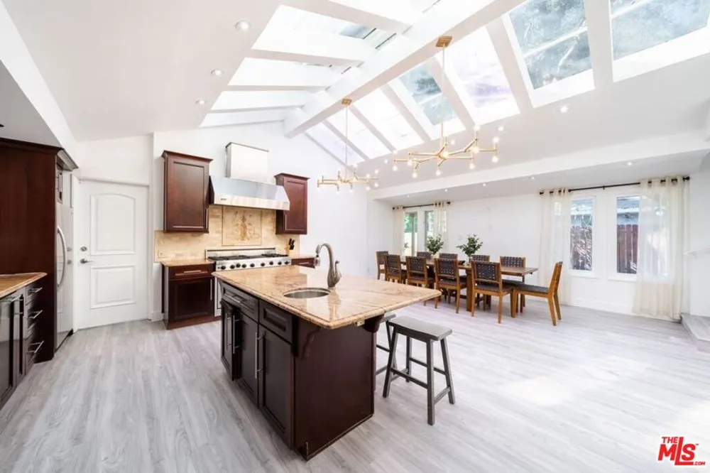 11331 Isleta Street Los Angeles, CA 90049