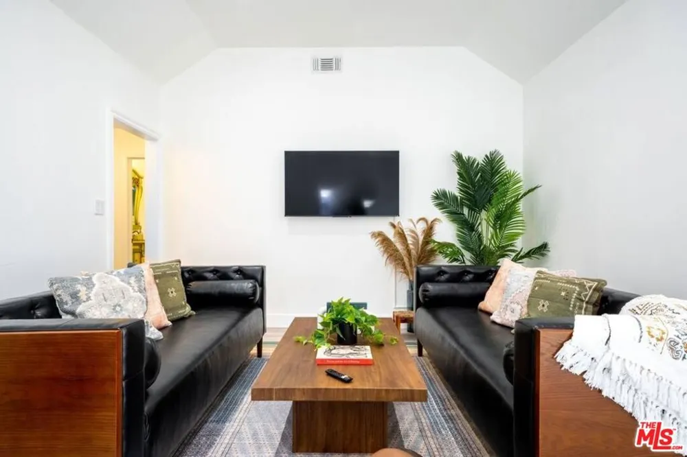 11331 Isleta Street Los Angeles, CA 90049