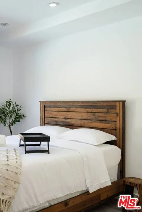 11331 Isleta Street Los Angeles, CA 90049