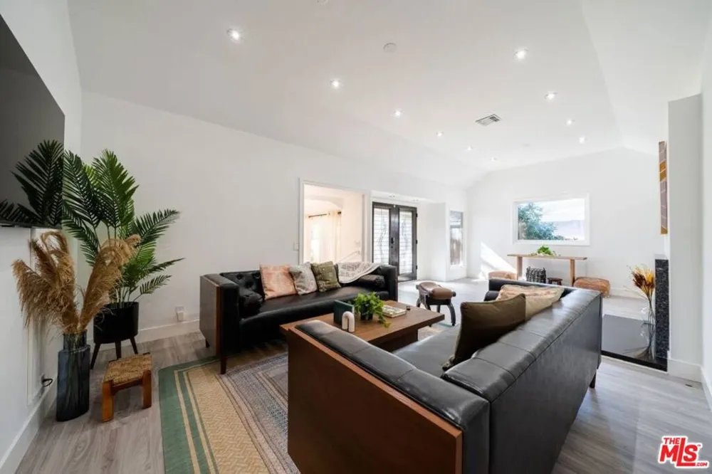 11331 Isleta Street Los Angeles, CA 90049