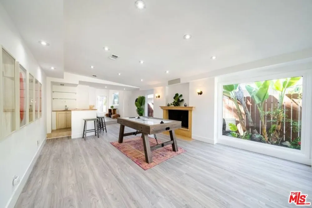 11331 Isleta Street Los Angeles, CA 90049