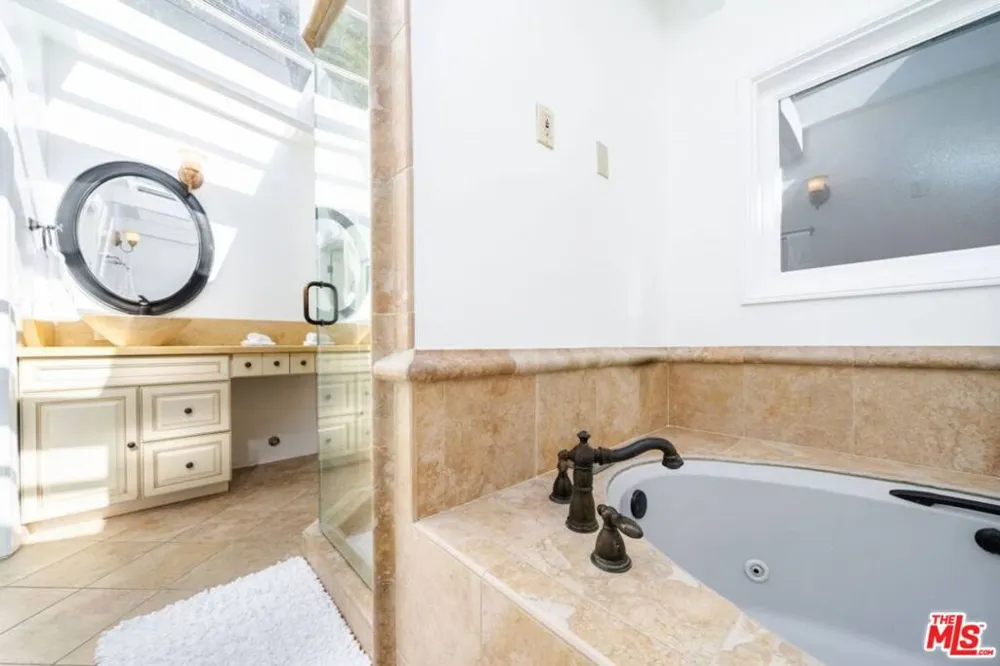 11331 Isleta Street Los Angeles, CA 90049