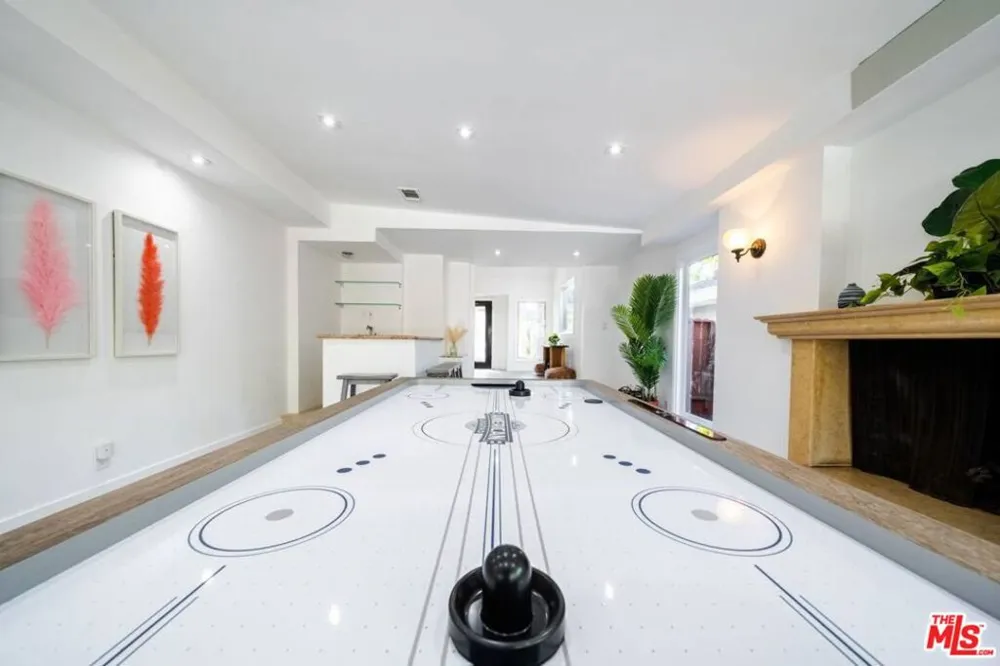 11331 Isleta Street Los Angeles, CA 90049