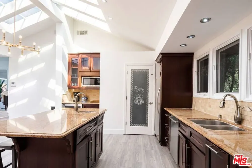11331 Isleta Street Los Angeles, CA 90049