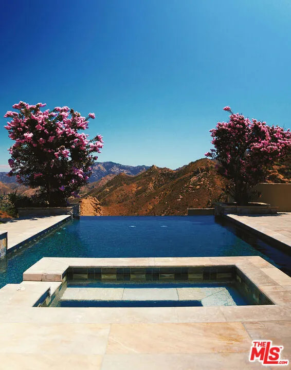 1700 Cadenhorn Drive Agoura Hills, CA 91301