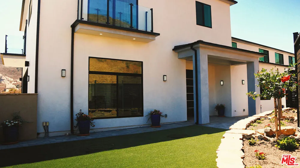 1700 Cadenhorn Drive Agoura Hills, CA 91301