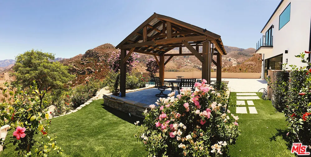 1700 Cadenhorn Drive Agoura Hills, CA 91301