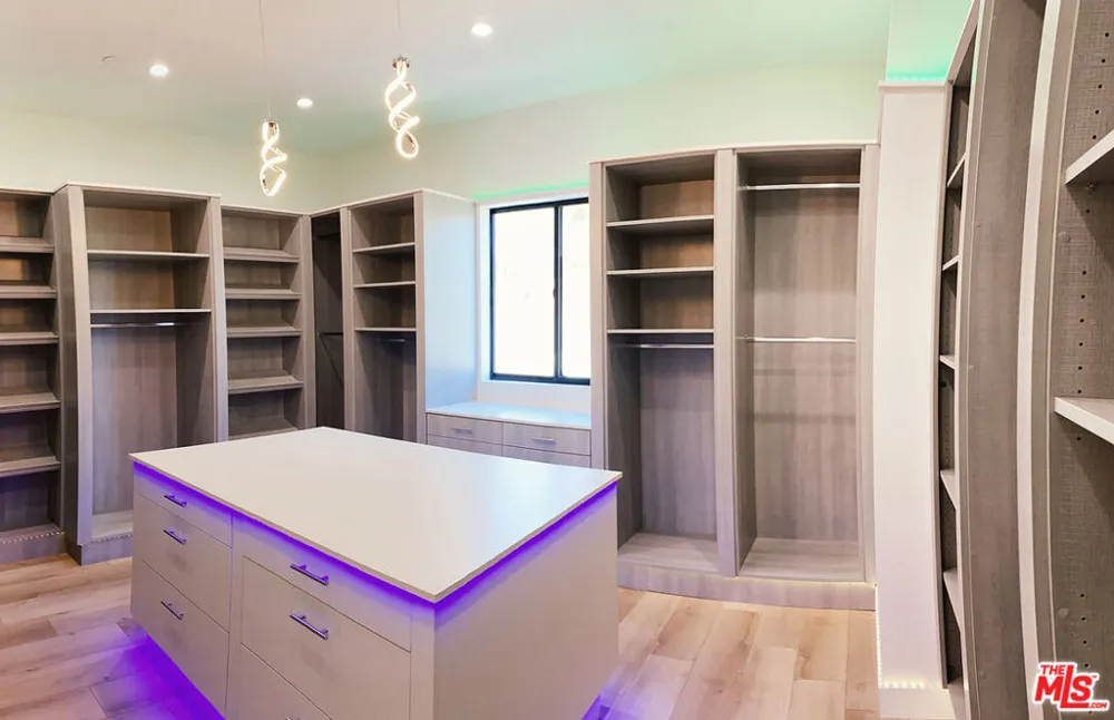 1700 Cadenhorn Drive Agoura Hills, CA 91301
